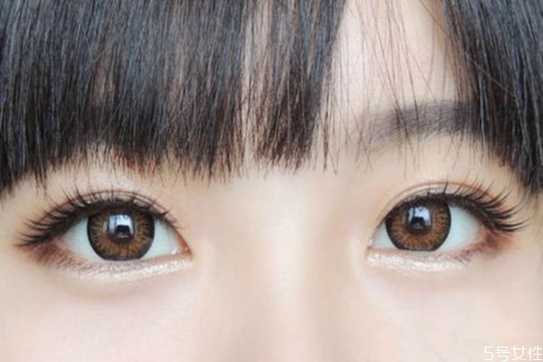 假睫毛会导致眼皮松吗，假睫毛贴久了眼皮会松吗