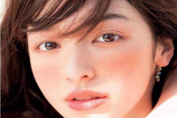 冬天化妆卡粉怎么办，冬天应该怎么化妆