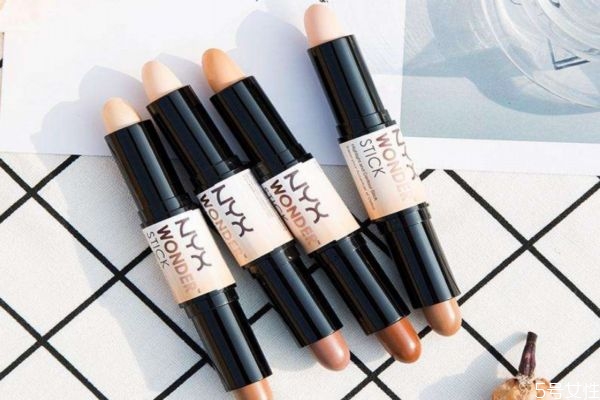 如何用修容棒画卧蚕，修容棒画卧蚕教程