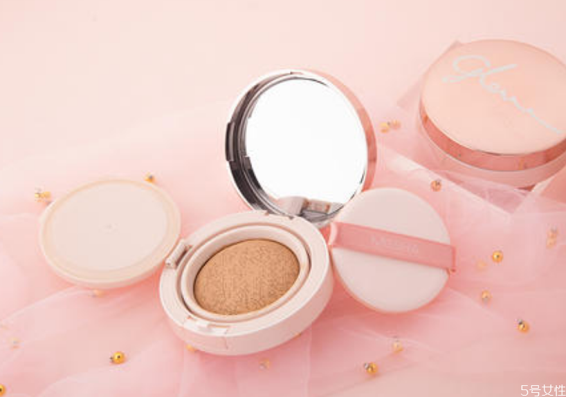 一般在外面用什么补妆，出门补妆用散粉还是气垫