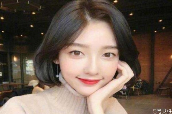 额头窄怎样扎马尾好看，额头窄适合最佳发型