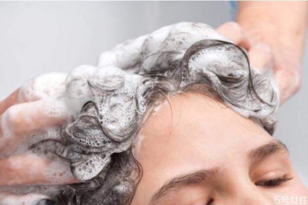 洗头发的水温在多少度合适，高温热水洗头的危害