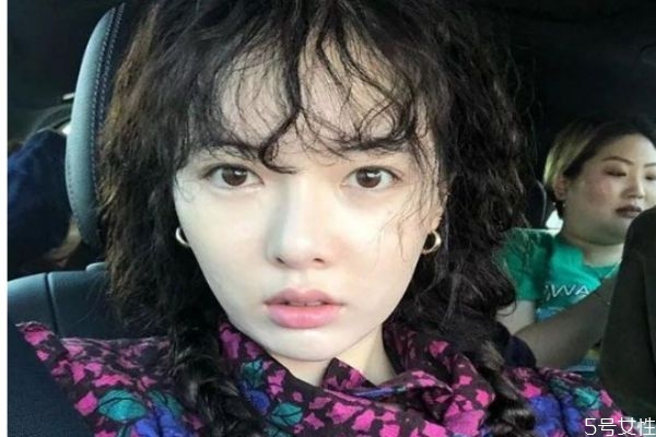 如何让烫卷头发变回原样，烫完的头发可以软化回去吗