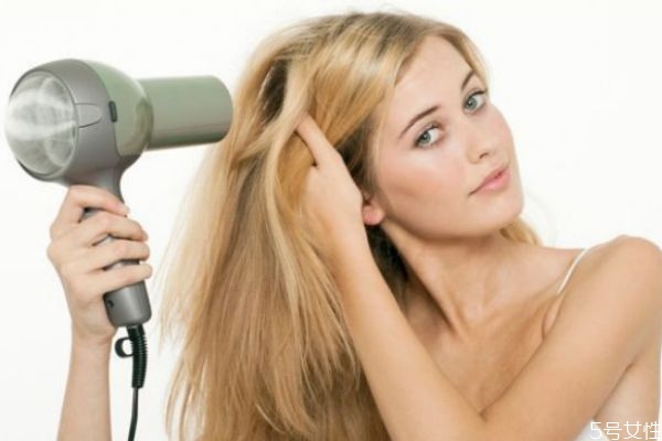 怎么吹头发才不贴头皮，吹头发贴头皮怎么办