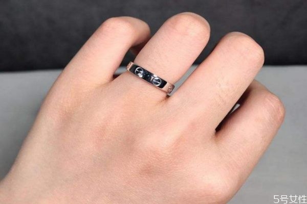 卡地亚戒指褪色怎么处理，买卡地亚戒指要注意什么