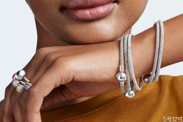 潘多拉手链是空心的吗，潘多拉手链是什么材质的