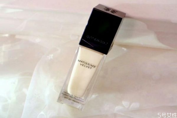 哑光粉底液是什么，哑光粉底液还用散粉吗