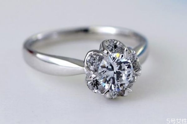 莫桑钻是什么，莫桑石和钻石最大的区别