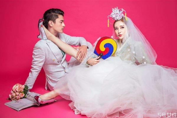 女孩子左手中指戴戒指什么意思，中指戴戒指有什么含义