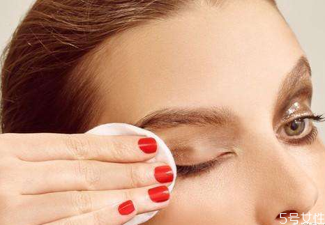 只用清水怎么卸妆，忘带卸妆水怎么卸妆