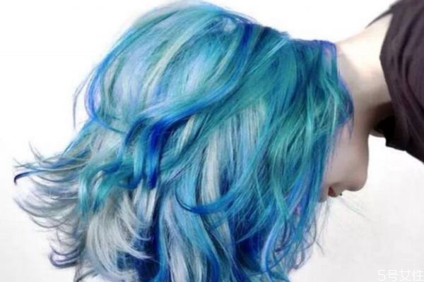 什么肤色的人适合染蓝色头发，蓝色头发褪色后效果