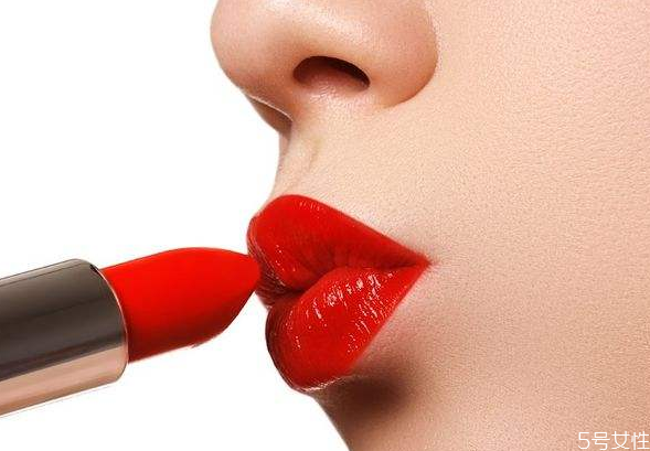 厚嘴唇怎么涂口红好看又简单，厚嘴唇涂口红小妙招