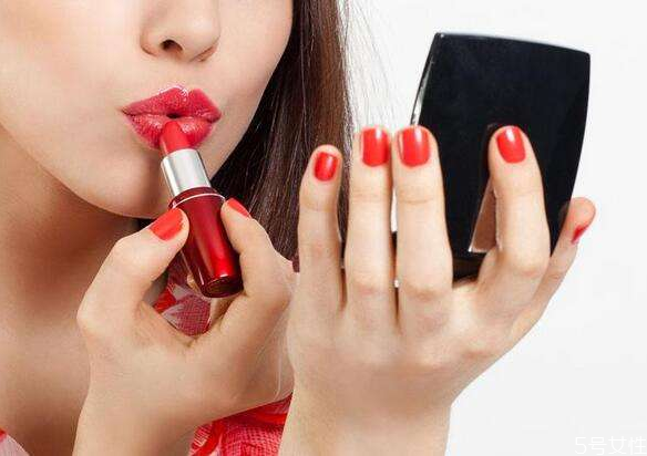 厚嘴唇适合打嘟嘟唇吗，厚嘴唇适合什么唇妆