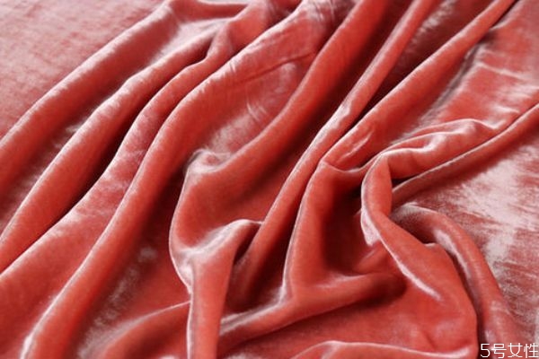 天鹅绒面料和珊瑚绒面料哪个好，天鹅绒和珊瑚绒优缺点