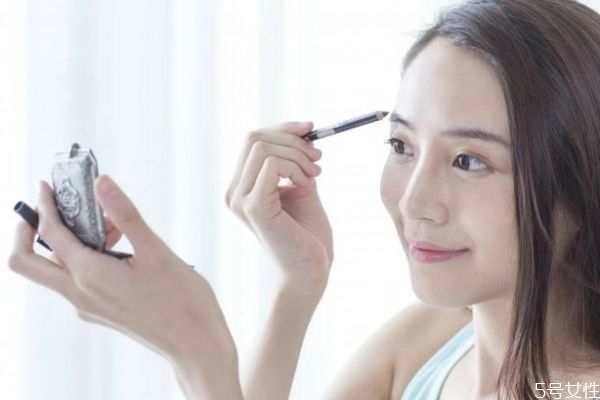 为什么画眉毛不上色，为什么画眉毛容易坨块