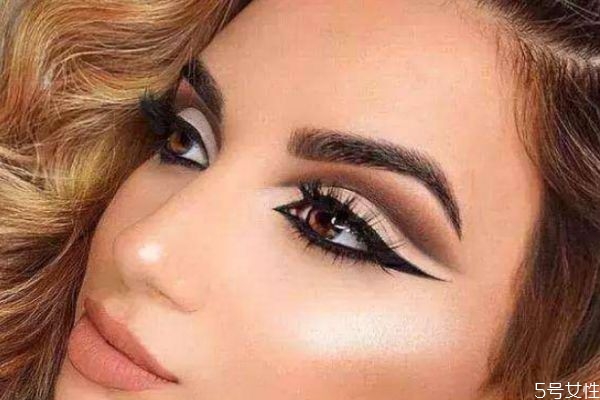 睫毛胶水打开多久不能用了，睫毛胶水开封保存方法