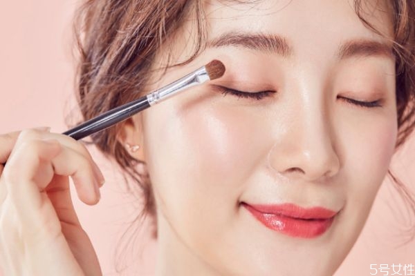 裸妆眼影用什么颜色，先睫毛膏还是眼影