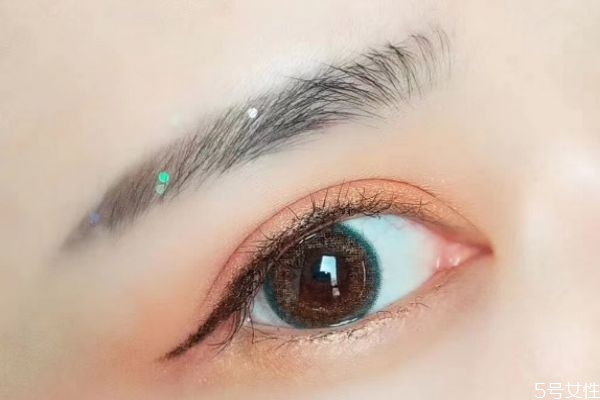 眼影为什么容易掉，眼影为什么涂上会结块