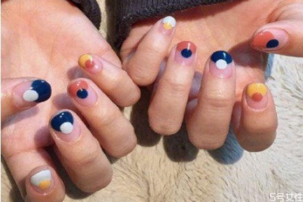 指甲短适合做美甲吗，指甲短做什么款式好看