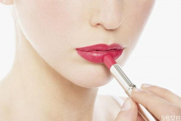 如何画出嘟嘟唇，怎么画出漂亮的嘴唇