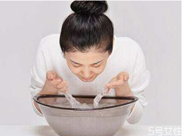 食用盐加白醋能洗脸吗，白醋加盐洗脸祛痘吗