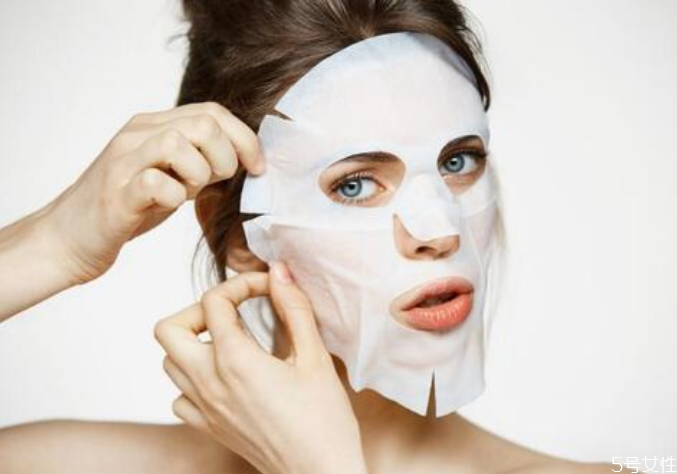 敷面膜可以玩手机吗，敷美白面膜要不要关灯