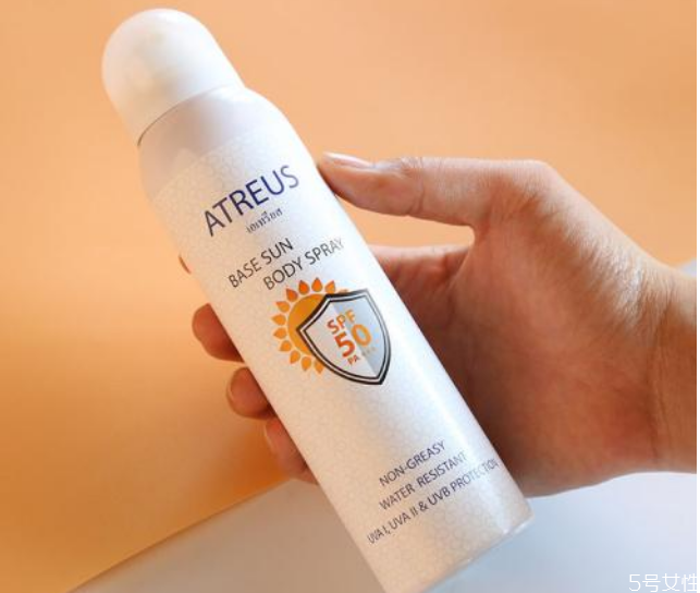 防晒喷雾喷在丝袜上有用吗，夏天穿的丝袜有防晒功能吗