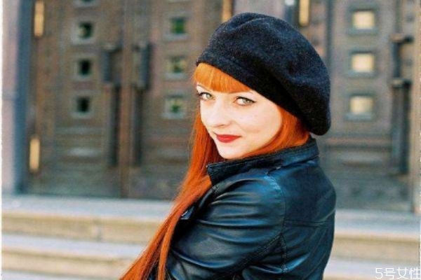 贝雷帽怎么把头发藏在里边，贝雷帽适合怎么扎头发