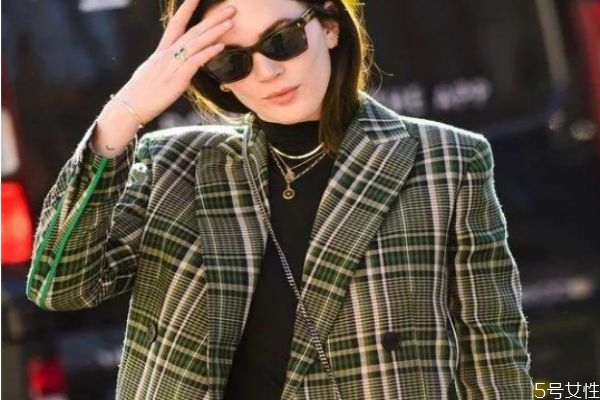 白色打底衫配什么上衣，打底衫白色和黑色哪个好搭