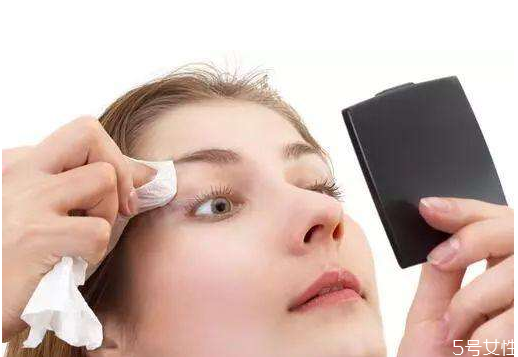 卸妆水进眼睛眼睛会瞎吗，卸妆水进眼睛会有危险吗