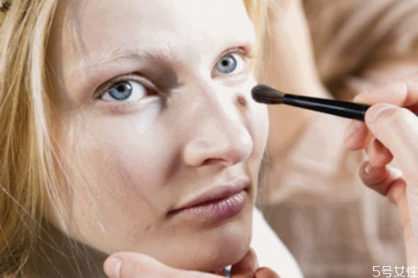 化妆遮瑕什么步骤，化妆遮瑕步骤