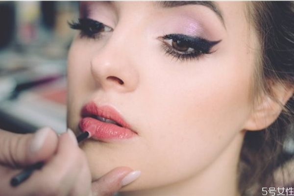 用粉底液打底再涂哑光口红会滋润吗，用哑光口红怎么打底