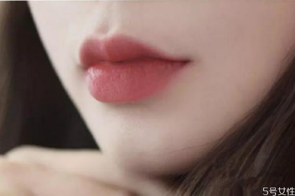 涂完唇膏多久涂口红，润唇膏和口红的区别