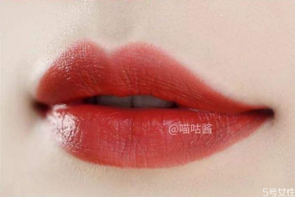 润唇膏和口红哪个先涂，涂口红前涂什么润唇膏