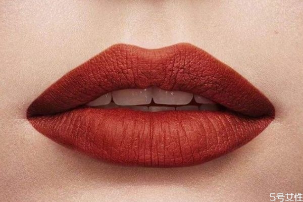 怎样涂哑光口红不干，如何正确涂哑光口红