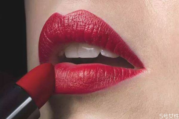 冬天涂哑光口红还是滋润，上班涂哑光还是亮的口红