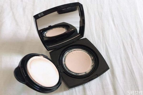 气垫粉饼使用步骤，出门是带气垫还是粉饼