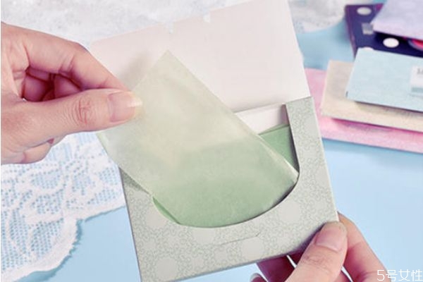 吸油纸的作用，护肤后脸油可以用吸油纸吗