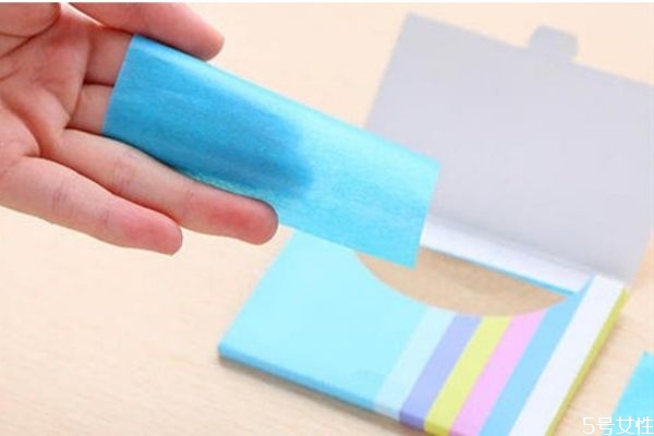 为什么吸油纸让脸变得很干，吸油纸和普通纸巾区别