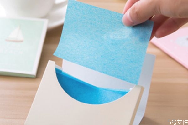 吸油纸会使皮肤缺水吗，吸油纸光滑的一面吸油吗