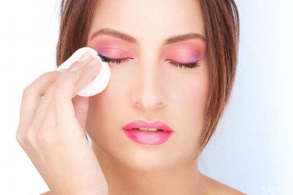 卸眼妆眼睛刺痛是怎么回事，卸妆必备工具有什么