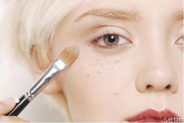 眼影亮粉怎么涂抹自然，眼影亮粉怎么用