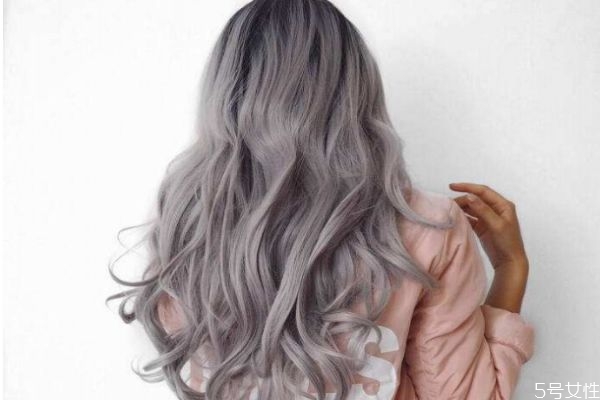 自己在家染发怎么洗，自己染发后可以用洗发水吗