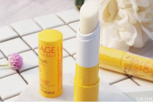 过期的唇膏涂了会怎样，护唇膏的主要作用