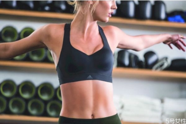运动内衣怎么隐藏肩带，运动内衣怎么脱