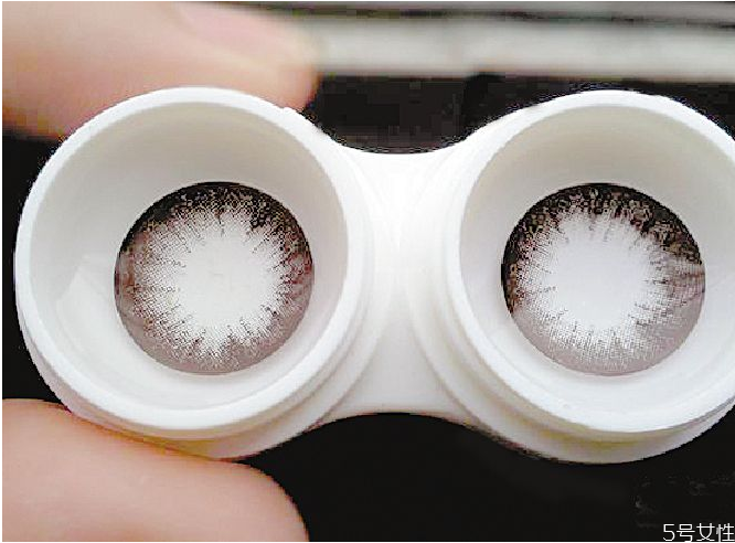 美瞳泡在卸妆水里怎么办，美瞳泡在卸妆水里还能用吗