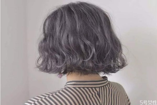 蛋蛋卷怎么烫，蛋蛋卷烫发上杠方法