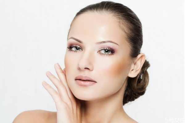 矿泉水喷脸对皮肤有什么用，矿泉水对肌肤的保养有好处么