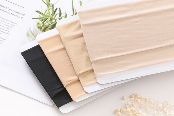 ​夏天穿肉色丝袜能防晒吗，穿丝袜还要涂防晒霜吗