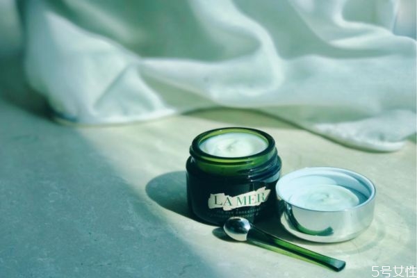 使用眼霜会不会长斑，眼霜可以淡化斑点吗